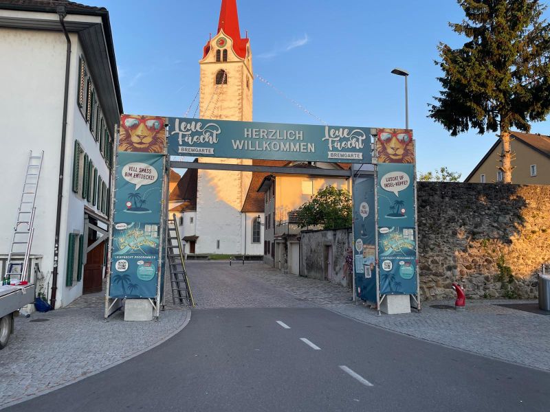 Foto der der Eingangstore zum Leuefäscht Foto der der Eingangstore zum Leuefäscht