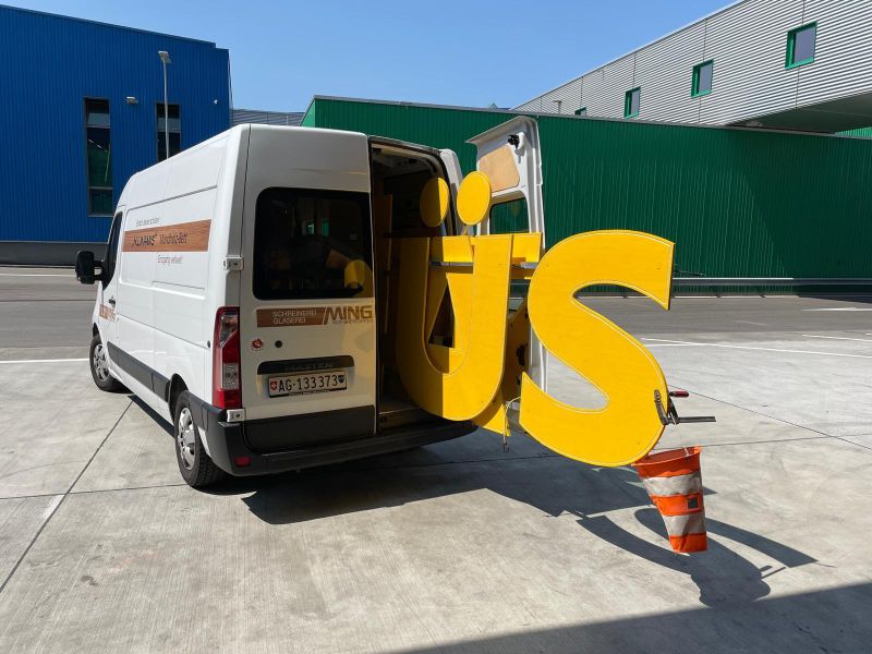Foto eines Lieferwagens mit dem Fest-Namenszug hinten drin Foto eines Lieferwagens mit dem Fest-Namenszug hinten drin