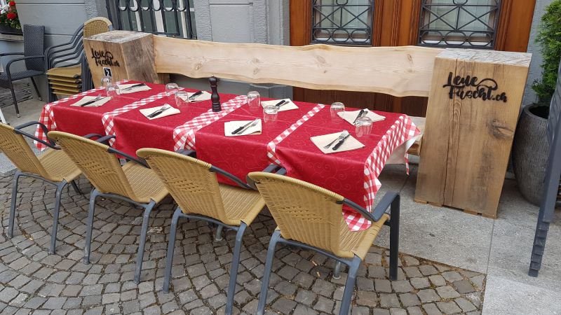 Foto einer Festbank mit gedecktem Tisch vorne dran Foto einer Festbank mit gedecktem Tisch vorne dran