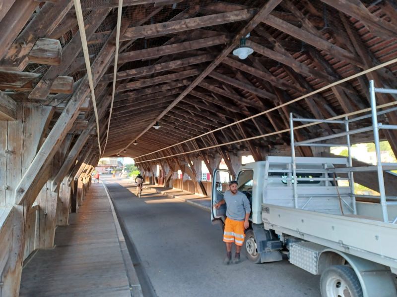 Foto eines Werkhof-Fahrzeugs auf der Holzbrücke Bremgarten Foto eines Werkhof-Fahrzeugs auf der Holzbrücke Bremgarten