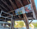 Foto der Installation von Bildern auf der Holzbrücke Foto der Installation von Bildern auf der Holzbrücke