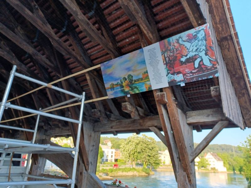 Foto der Installation von Bildern auf der Holzbrücke Foto der Installation von Bildern auf der Holzbrücke