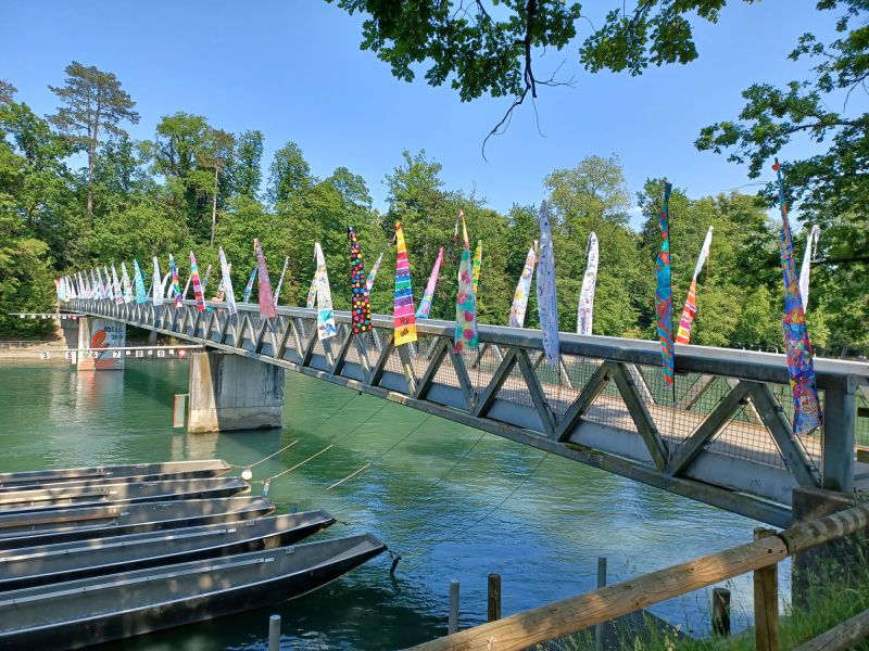 Fotos der Fahnen auf dem Isenlaufsteg Fotos der Fahnen auf dem Isenlaufsteg