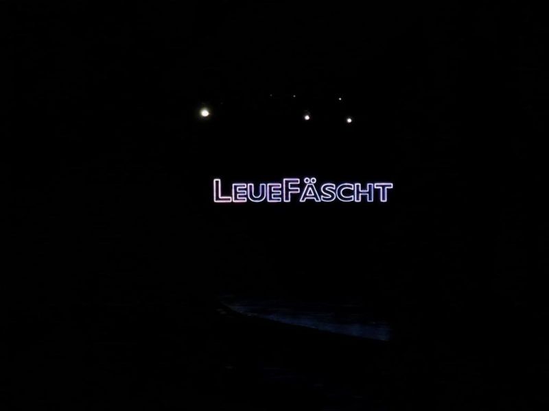 Nachtfoto des Fest-Namenszugs als Leuchtschrift. Nachtfoto des Fest-Namenszugs als Leuchtschrift.