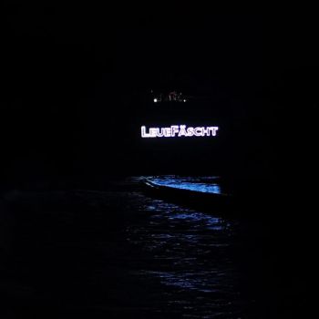 Nacht-Foto des Fest-Namenszugs als Leuchtschrift  Nacht-Foto des Fest-Namenszugs als Leuchtschrift