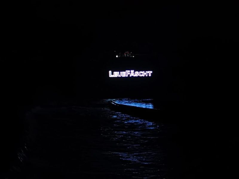 Nacht-Foto des Fest-Namenszugs als Leuchtschrift  Nacht-Foto des Fest-Namenszugs als Leuchtschrift