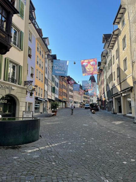 Foto der Marktgasse mit Leuefäscht-Fahnen Foto der Marktgasse mit Leuefäscht-Fahnen