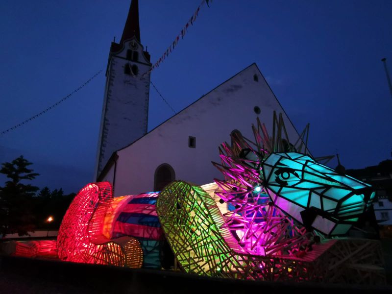 Farbig ausgeleuchtete Leuenskulptur Farbig ausgeleuchtete Leuenskulptur