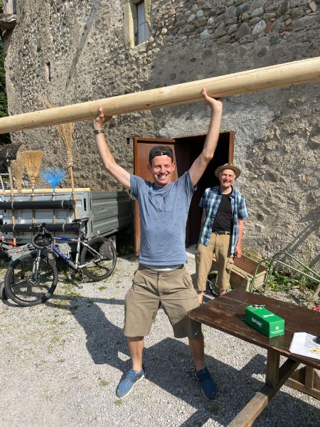 Foto eines Mitarbeiters, der eine Wegweiser-Stange hochstemmt Foto eines Mitarbeiters, der eine Wegweiser-Stange hochstemmt