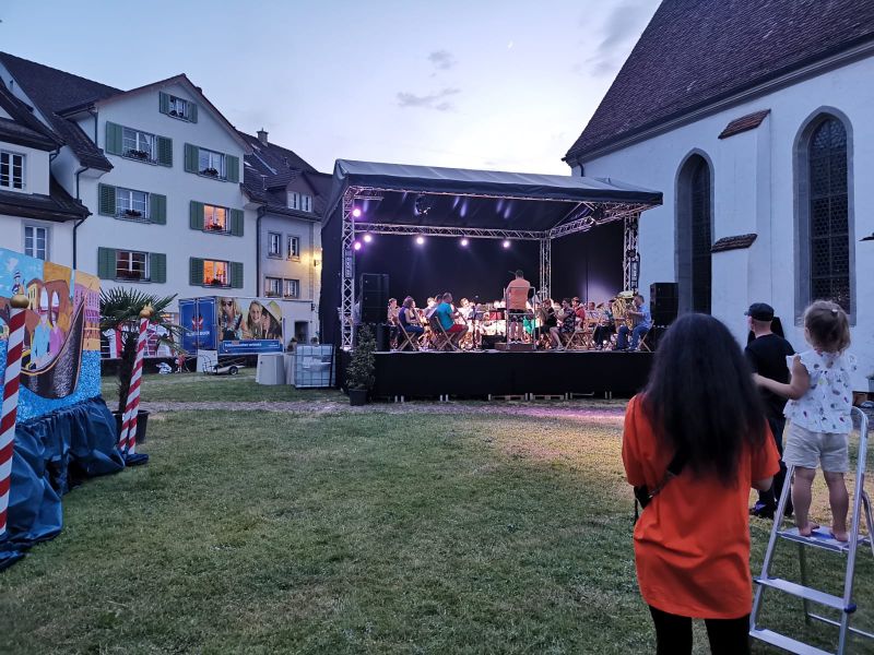 Foto der Bühne mit Orchesterprobe Foto der Bühne mit Orchesterprobe