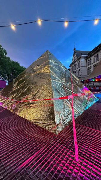Foto des Pyramidenbrunnens mit Goldfolie Foto des Pyramidenbrunnens mit Goldfolie