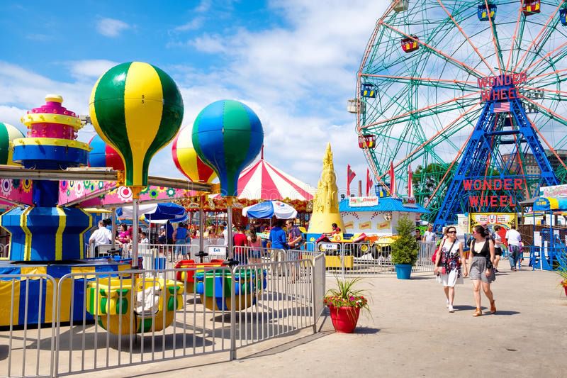 Foto eines Lunaparks mit Riesenrad Foto eines Lunaparks mit Riesenrad
